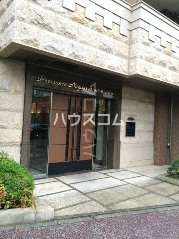 19/27 エントランス