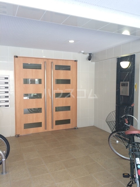 22/27 エントランス