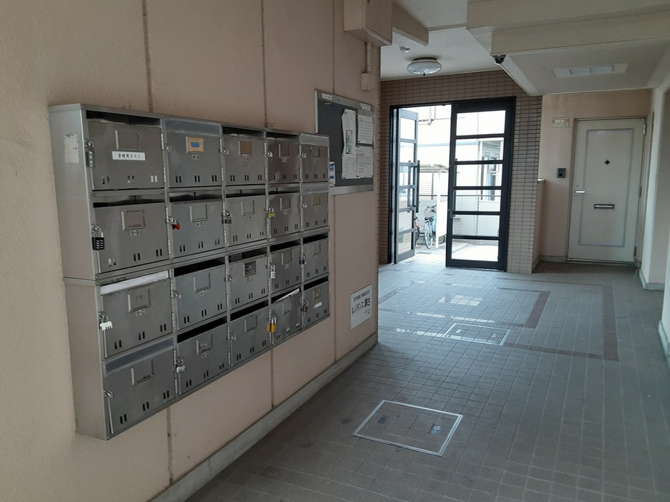 27/28 エントランス