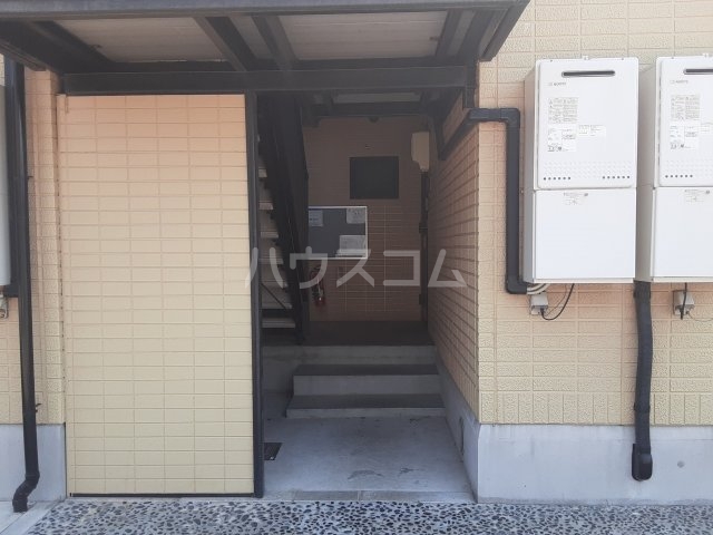 23/28 エントランス