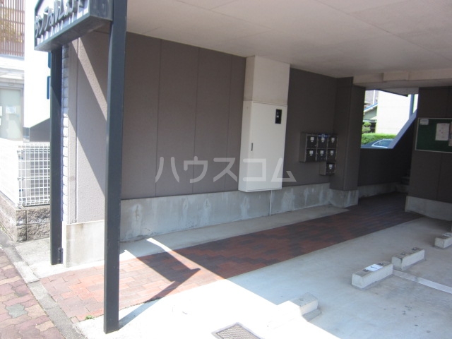 28/30 エントランス