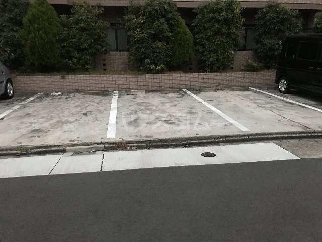 22/28 駐車場