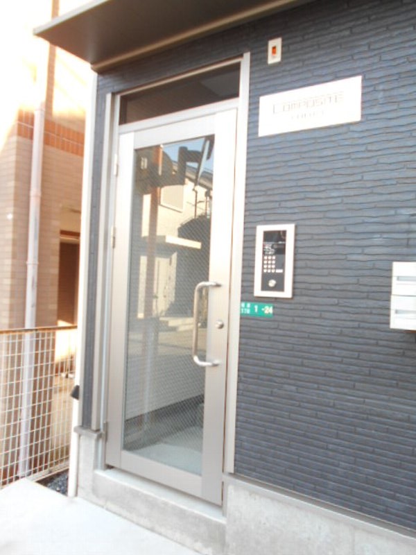 27/30 エントランス