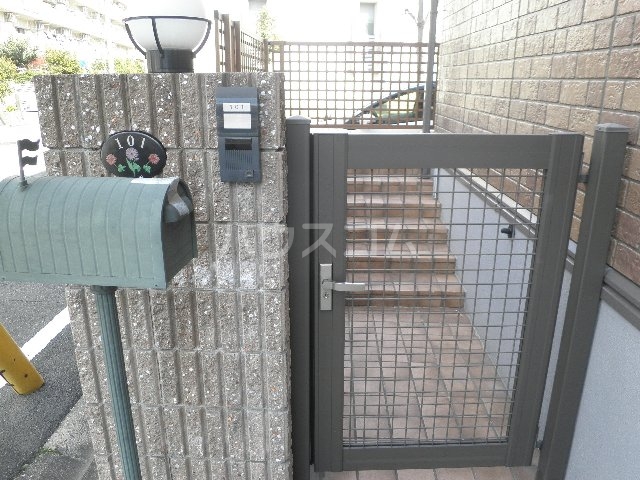 22/28 エントランス