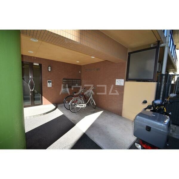 19/30 エントランス