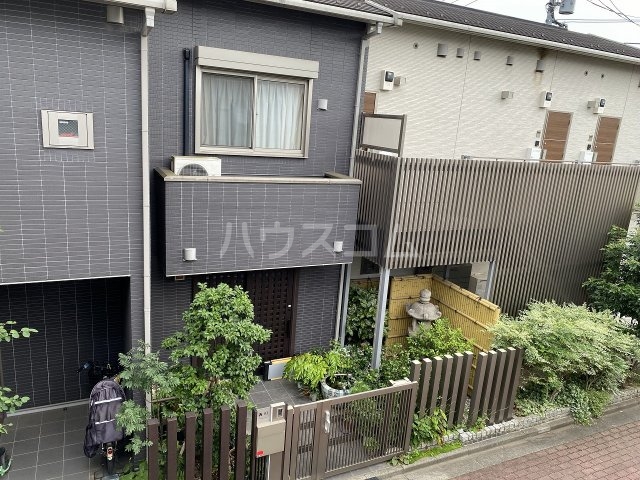 26/30 エントランス