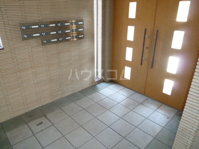 22/27 エントランス