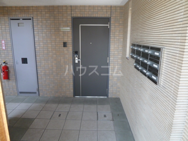 23/27 エントランス