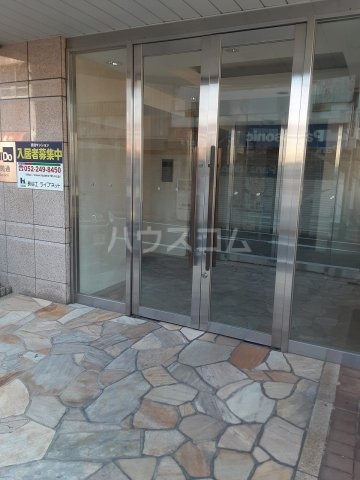 18/25 エントランス