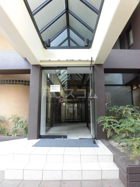 21/30 エントランス