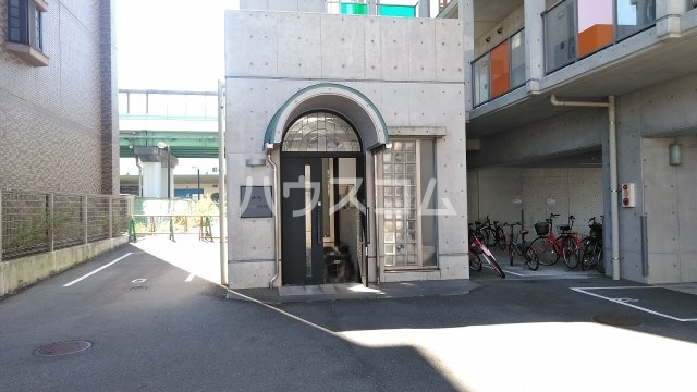 18/27 エントランス