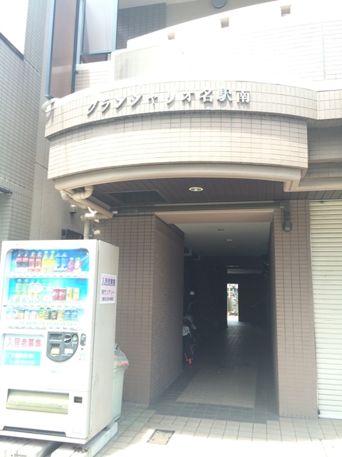 21/30 エントランス