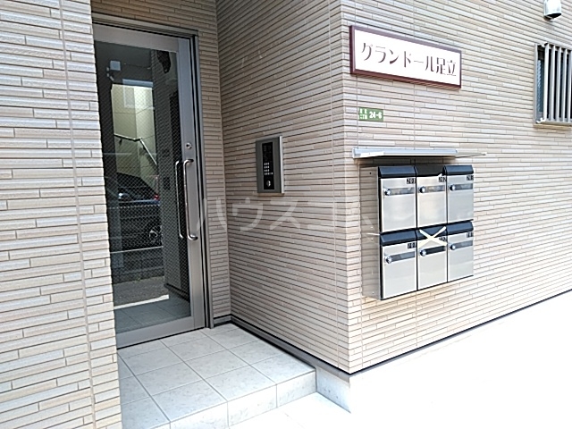 16/23 エントランス