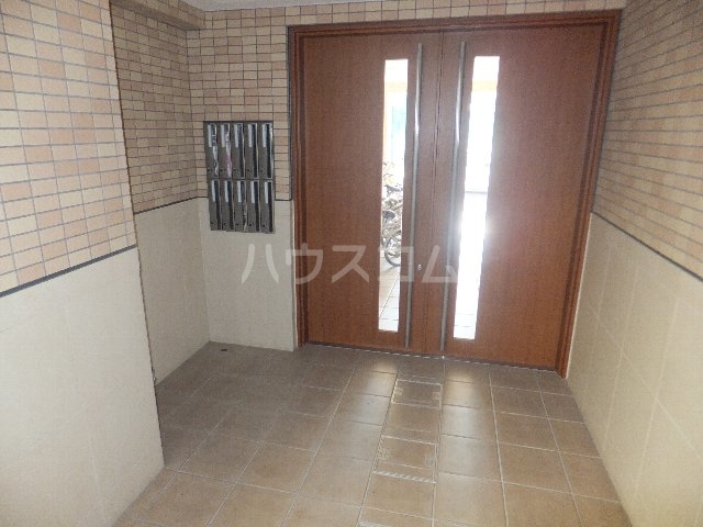 19/27 エントランス