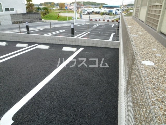 18/21 駐車場