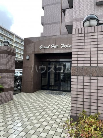 24/25 エントランス