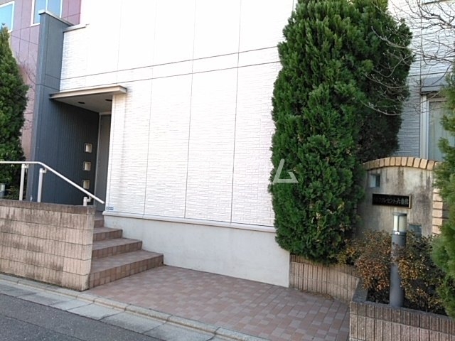 27/30 エントランス