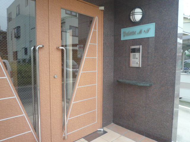 18/27 エントランス