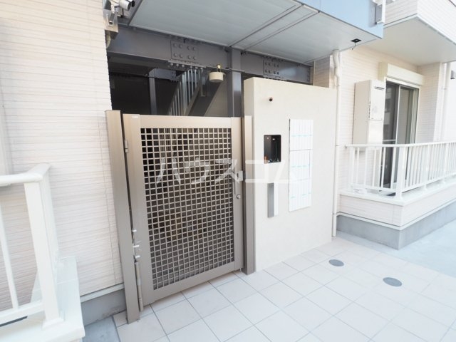 22/28 エントランス