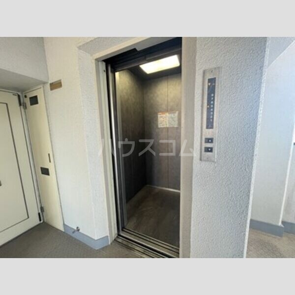 24/30 エントランス