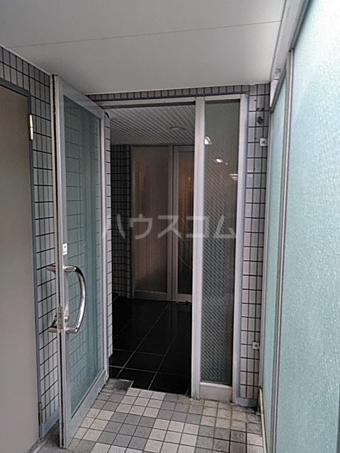 27/30 エントランス