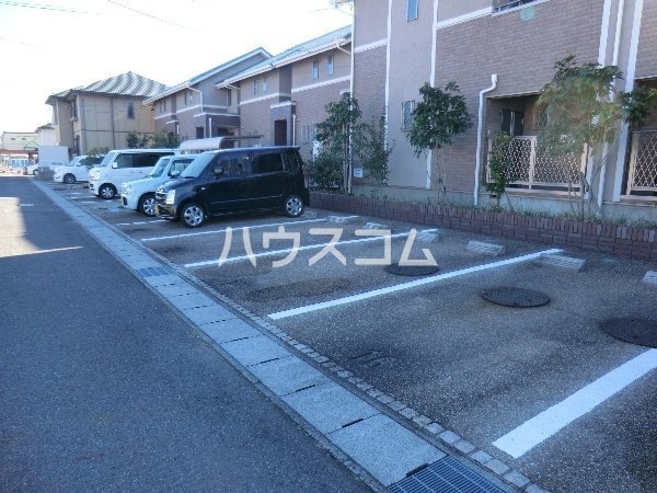 18/27 駐車場