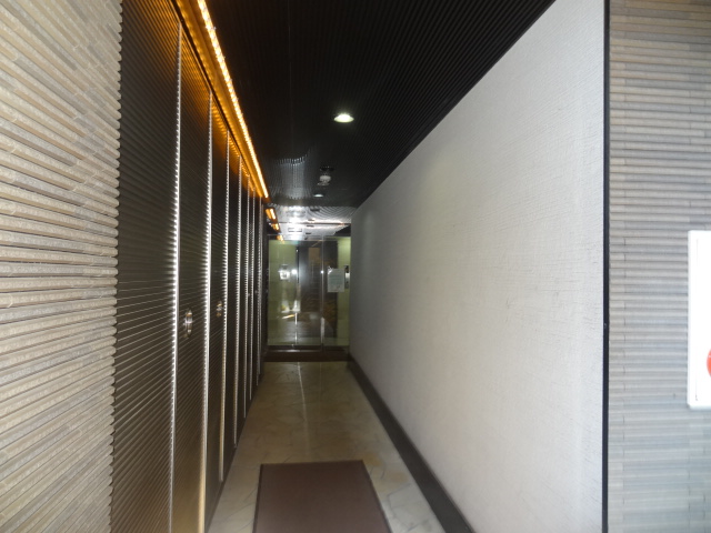 22/28 エントランス