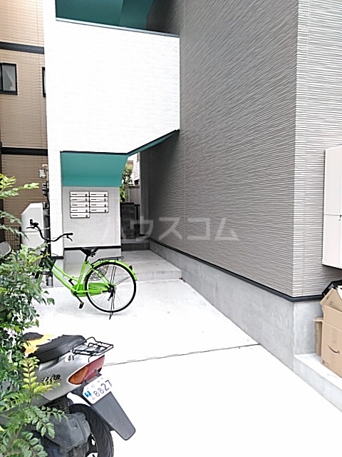 18/23 エントランス