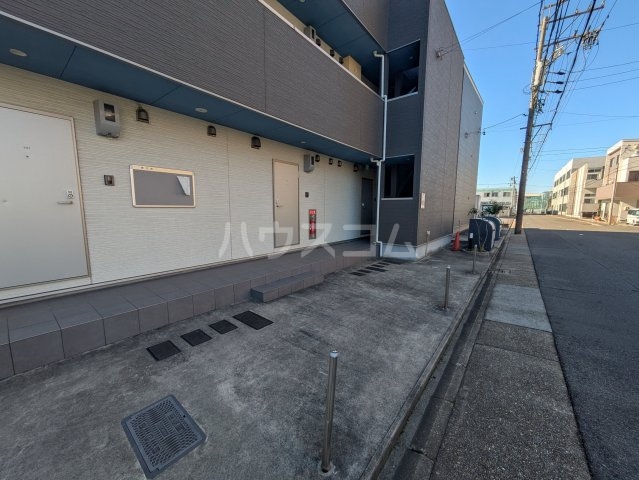 22/23 エントランス