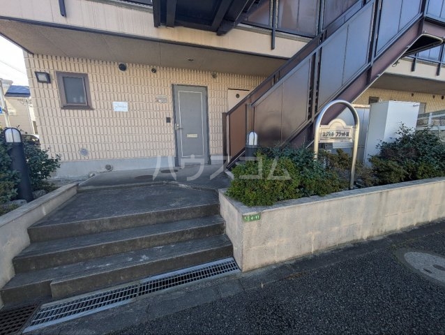 25/27 エントランス