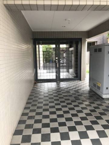 18/27 エントランス