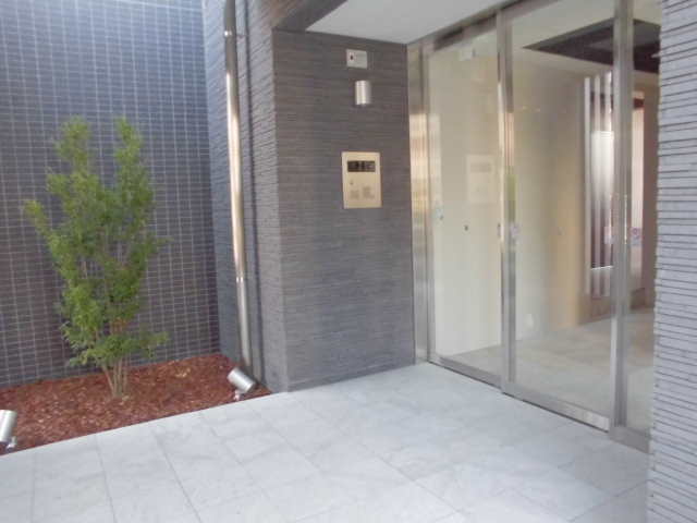 19/27 エントランス