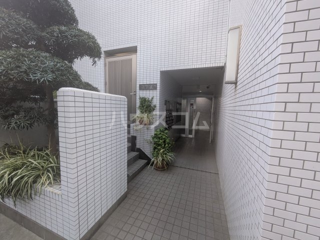 23/30 エントランス