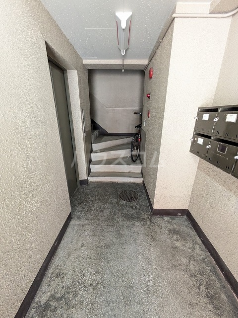 23/30 エントランス