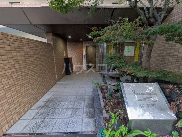 23/30 エントランス