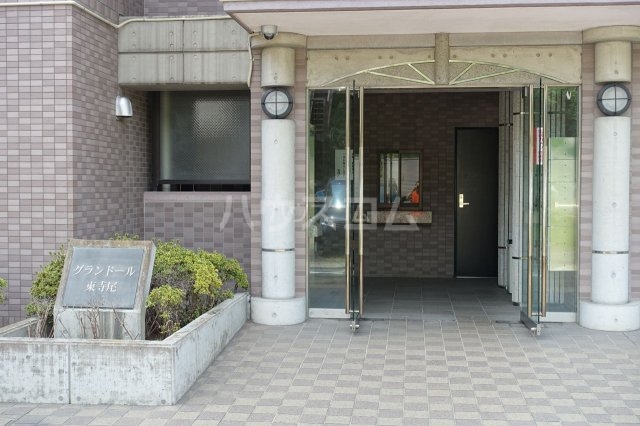 19/27 エントランス