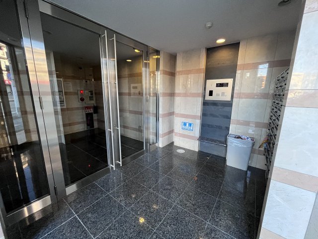 24/30 エントランス