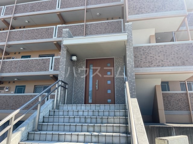 23/30 エントランス