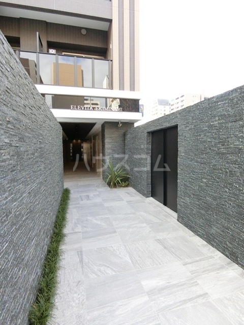 16/23 エントランス