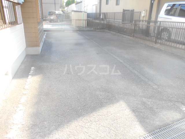 18/28 駐車場