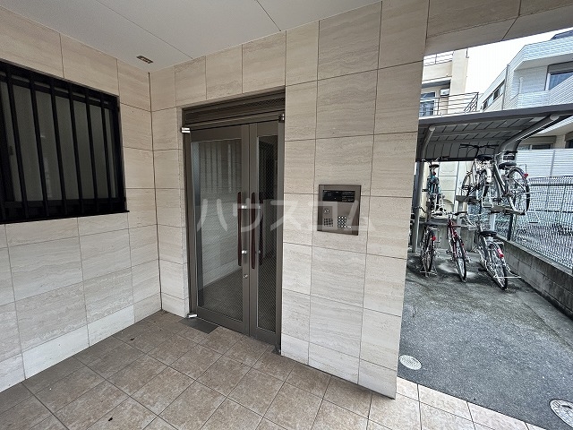 24/30 エントランス