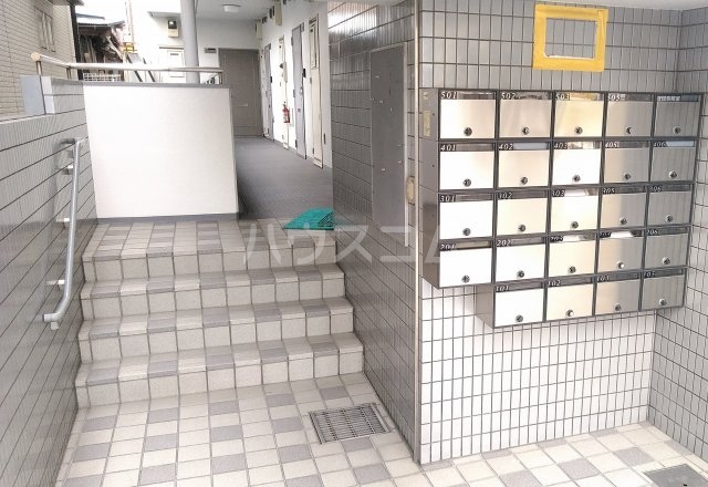 27/30 エントランス