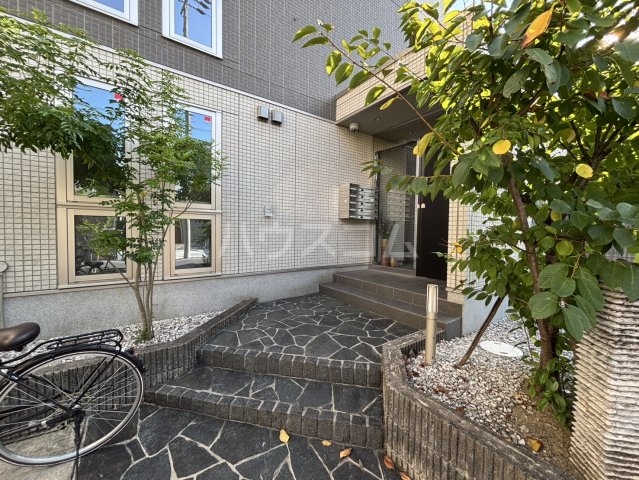 18/28 エントランス