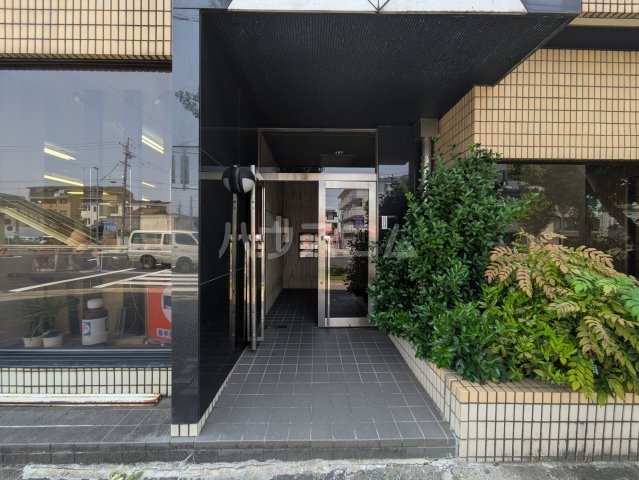 27/28 エントランス