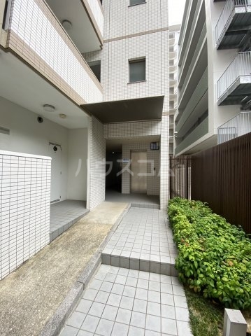 27/30 エントランス