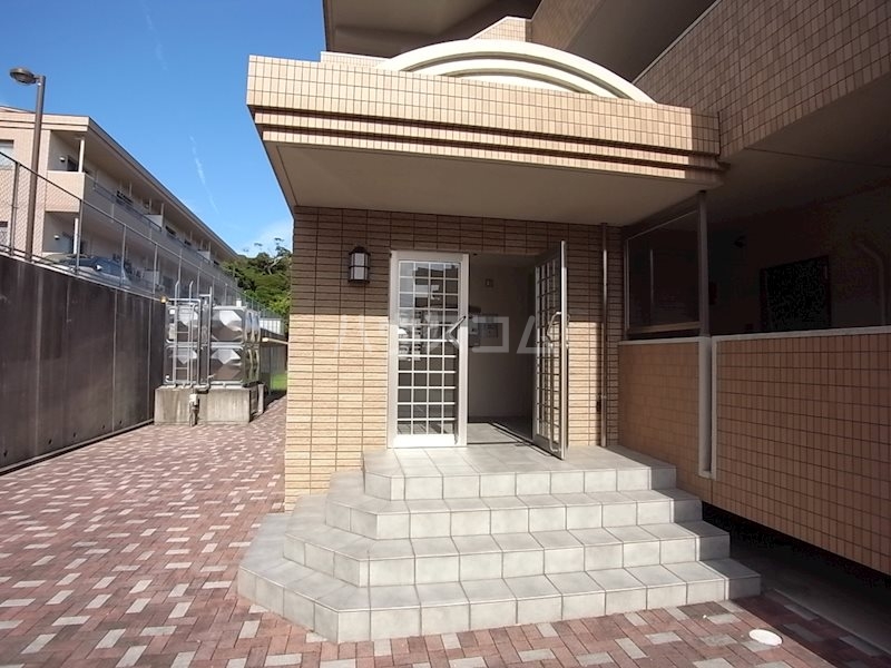 18/23 エントランス