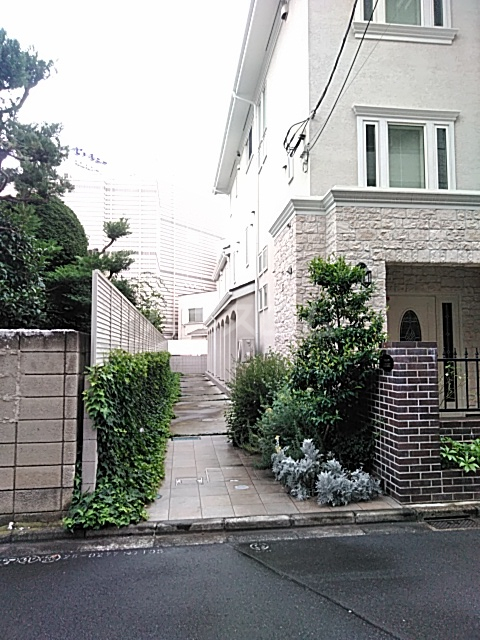 27/30 エントランス