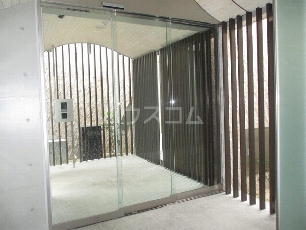 24/30 エントランス