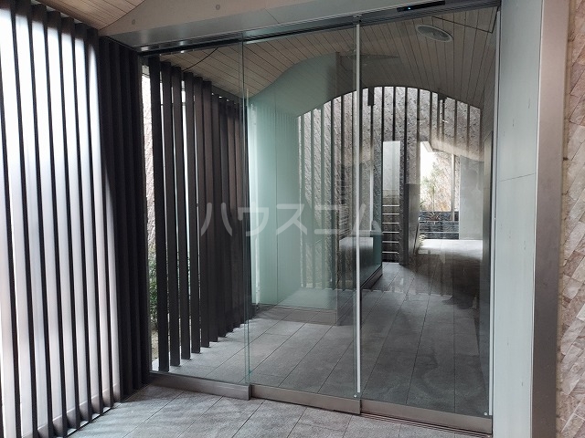 24/30 エントランス