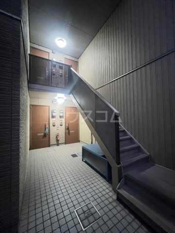 21/30 エントランス